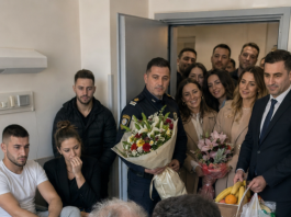 Starac kojeg su sinovi ostavili samog u bolnici već je potpisao “posljednje papire”, ali kad je liječnik otvorio vrata i doveo ljude s cvijećem, istina je slomila cijelu obitelj