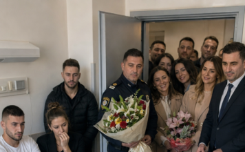 Starac kojeg su sinovi ostavili samog u bolnici već je potpisao “posljednje papire”, ali kad je liječnik otvorio vrata i doveo ljude s cvijećem, istina je slomila cijelu obitelj
