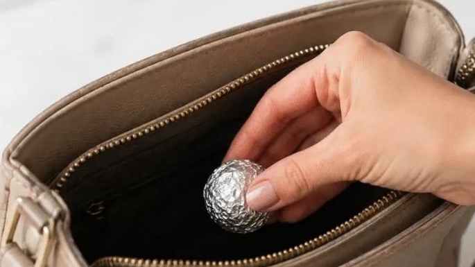 Svaki dan stavlja kuglicu od alu-folije u tašnu: Kad čujete zašto to radi – uradićete isto