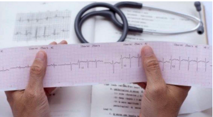 KOJA RUKA BOLI PRED INFARKT: Srčani udar najavljuje ovaj rani simptom