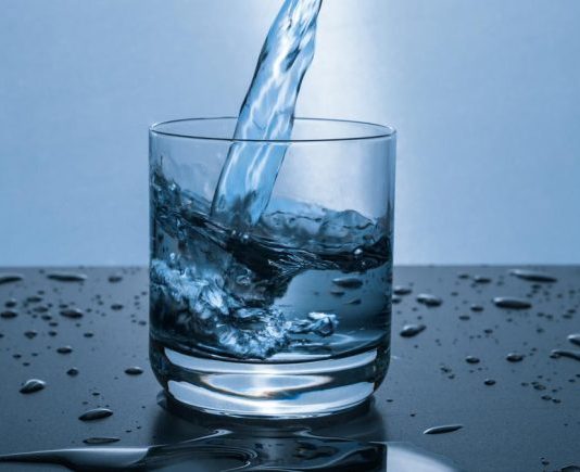 POPIJTE ČAŠU VODE U 6 UJUTRO: Cijeli svijet poludio za ovim! Evo zašto!
