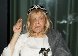 Zbog 1 simptoma znala je da ima rak, ali nije htela da ide kod doktora: Kad je osetila da umire, napisala je hit zbog kog joj je sin ridao u suzama