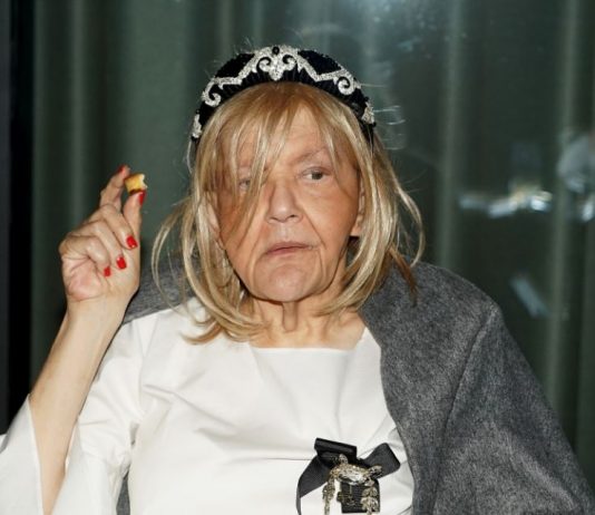 Zbog 1 simptoma znala je da ima rak, ali nije htela da ide kod doktora: Kad je osetila da umire, napisala je hit zbog kog joj je sin ridao u suzama