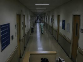 Bolničke nadzorne kamere snimile su me kako u četiri ujutro vrištim i skrivam se ispod stola… Kada je osiguranje povećalo snimku pacijentove narukvice, svi su zanijemili