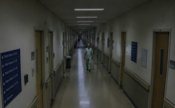 Bolničke nadzorne kamere snimile su me kako u četiri ujutro vrištim i skrivam se ispod stola… Kada je osiguranje povećalo snimku pacijentove narukvice, svi su zanijemili