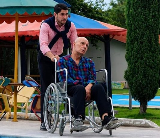 Sin je gurnuo svog paraliziranog oca u invalidskim kolicima ravno u bazen, nadajući se da se neće moći izvući te da će sav njegov novac i posao pripasti njemu; Ali sin nije mogao ni zamisliti kako će završiti taj okrutni čin.
