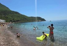 Kupači na plaži u Crnoj Gori NISU MOGLI DA VERUJU OČIMA! Zbog onoga što su videli u PLIĆAKU, odmah su pobjegli… (VIDEO)