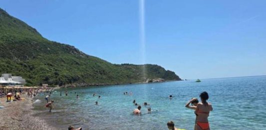 Kupači na plaži u Crnoj Gori NISU MOGLI DA VERUJU OČIMA! Zbog onoga što su videli u PLIĆAKU, odmah su pobjegli… (VIDEO)