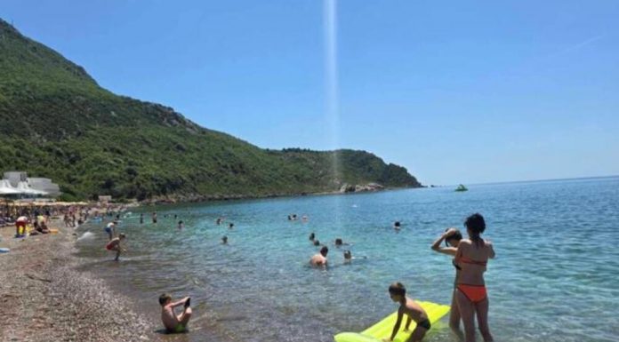 Kupači na plaži u Crnoj Gori NISU MOGLI DA VERUJU OČIMA! Zbog onoga što su videli u PLIĆAKU, odmah su pobjegli… (VIDEO)