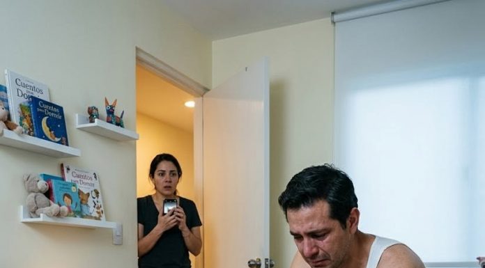 Moja kći govorila je da joj se krevet „svake noći smanjuje“, sve dok nisam pregledala snimku kamere u 2:13 ujutro i vidjela svog muža kako ulazi u njezinu sobu s bolničkom narukvicom skrivenom u džepu.