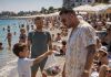 Osmogodišnji dječak potrčao je za muškarcem koji je ostavio smeće na plaži. Kada mu je pružio vreću, svi oko njih ostali su bez riječi…