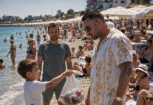 Osmogodišnji dječak potrčao je za muškarcem koji je ostavio smeće na plaži. Kada mu je pružio vreću, svi oko njih ostali su bez riječi…