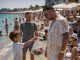 Osmogodišnji dječak potrčao je za muškarcem koji je ostavio smeće na plaži. Kada mu je pružio vreću, svi oko njih ostali su bez riječi…