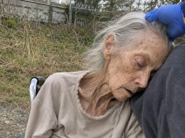 Pronašla sam 95-godišnju ženu omamljenu, kako sjedi u invalidskim kolicima uz pustu cestu, i odvezla je u bolnicu… Ali kad se probudila i ispričala nam što se dogodilo, svi su se ukočili