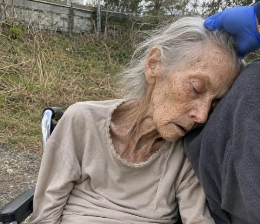 Pronašla sam 95-godišnju ženu omamljenu, kako sjedi u invalidskim kolicima uz pustu cestu, i odvezla je u bolnicu… Ali kad se probudila i ispričala nam što se dogodilo, svi su se ukočili