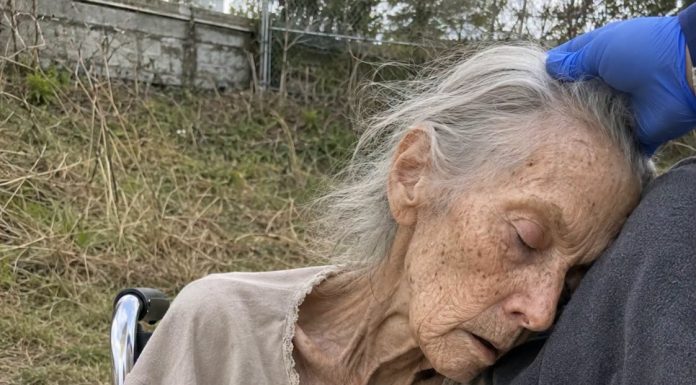Pronašla sam 95-godišnju ženu omamljenu, kako sjedi u invalidskim kolicima uz pustu cestu, i odvezla je u bolnicu… Ali kad se probudila i ispričala nam što se dogodilo, svi su se ukočili