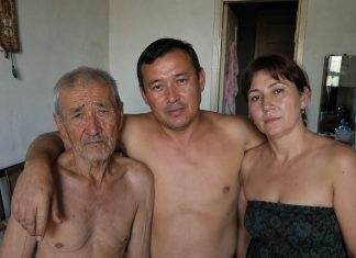 Moj muž doveo je kući stranca i zamolio me da mu dopustim ostati samo jednu noć. Ali sljedećeg jutra slučajno sam čula njihov tajni razgovor u kuhinji — i shvatila da taj čovjek nije slučajno ušao u naše živote…