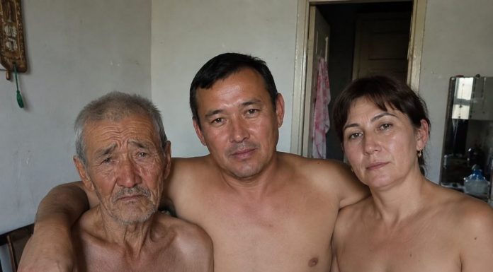 Moj muž doveo je kući stranca i zamolio me da mu dopustim ostati samo jednu noć. Ali sljedećeg jutra slučajno sam čula njihov tajni razgovor u kuhinji — i shvatila da taj čovjek nije slučajno ušao u naše živote…