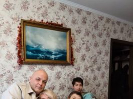 Moj otac pozvao je tri žene na svoj 70. rođendan i rekao: „Svima vama lagao sam 25 godina.” Moja majka je problijedjela, a ja sam očekivao najgore… sve dok nije stavio staru medicinsku mapu na stol…