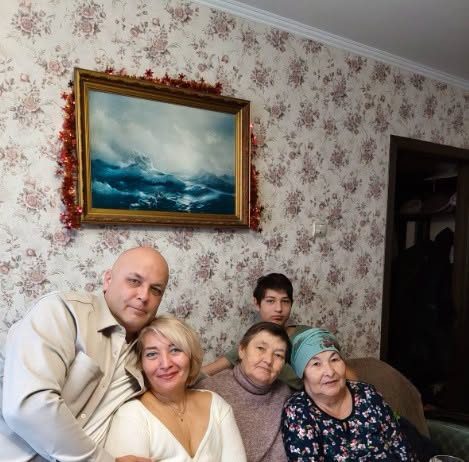 Moj otac pozvao je tri žene na svoj 70. rođendan i rekao: „Svima vama lagao sam 25 godina.” Moja majka je problijedjela, a ja sam očekivao najgore… sve dok nije stavio staru medicinsku mapu na stol…