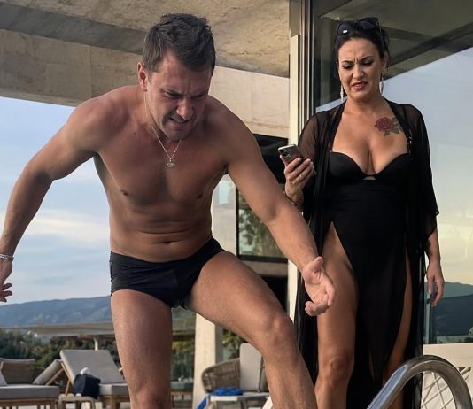Bahata žena naredila da svekrvu drže u hotelskom bazenu — nije znala da pred njom stoje vlasnica lanca i prava supruga njenog „muža“