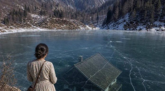 Otac joj je u nasljedstvo ostavio samo zaleđeno jezero u zaboravljenom rumunjskom selu, sve dok se ispod leda nije pojavila koliba o kojoj nitko nije želio priznati da išta zna…