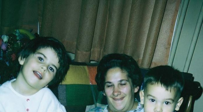 DAVID JE SNIMIO OBIČNU PORODIČNU FOTOGRAFIJU, A NEKOLIKO NEDELJA KASNIJE ANNA JE NESTALA: Na poleđini je ostavila potresnu poruku