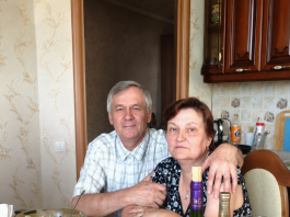 Više od 30 godina moj me muž svake večeri tjerao da pijem iz iste neoznačene boce. Mislila sam da me toliko mrzi da me polako truje — ali šest dana nakon njegove smrti liječnik je zaključao vrata…