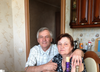 Više od 30 godina moj me muž svake večeri tjerao da pijem iz iste neoznačene boce. Mislila sam da me toliko mrzi da me polako truje — ali šest dana nakon njegove smrti liječnik je zaključao vrata…