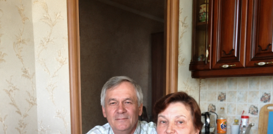 Više od 30 godina moj me muž svake večeri tjerao da pijem iz iste neoznačene boce. Mislila sam da me toliko mrzi da me polako truje — ali šest dana nakon njegove smrti liječnik je zaključao vrata…