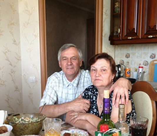 Više od 30 godina moj me muž svake večeri tjerao da pijem iz iste neoznačene boce. Mislila sam da me toliko mrzi da me polako truje — ali šest dana nakon njegove smrti liječnik je zaključao vrata…