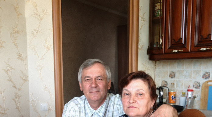 Više od 30 godina moj me muž svake večeri tjerao da pijem iz iste neoznačene boce. Mislila sam da me toliko mrzi da me polako truje — ali šest dana nakon njegove smrti liječnik je zaključao vrata…