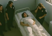 Tišina u zatvorskom porodilištu prekinuta je tek kada je babica shvatila da nešto nije u redu Tišina u zatvorskom porodilištu prekinuta je tek kada je babica shvatila da nešto nije u redu - featured image