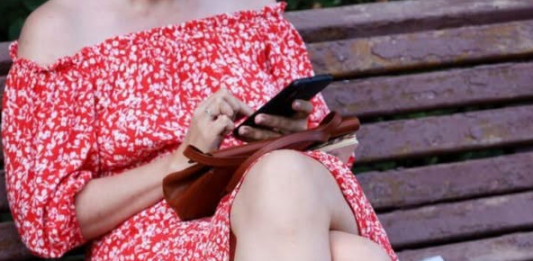 Šta znači ako stalno mrdate nogom dok sedite: Psiholozi kažu da ovo otkriva više nego što mislite