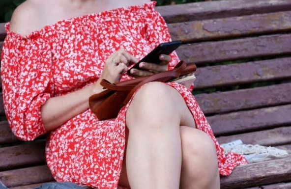 Šta znači ako stalno mrdate nogom dok sedite: Psiholozi kažu da ovo otkriva više nego što mislite