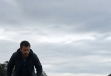 Ribar je pronašao promočeno malo dijete samo uz more — a onda je iza sebe začuo kako nešto valovi izbacuju na obalu
