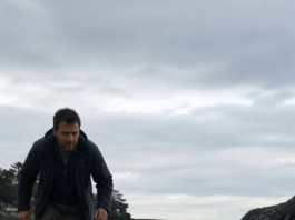 Ribar je pronašao promočeno malo dijete samo uz more — a onda je iza sebe začuo kako nešto valovi izbacuju na obalu