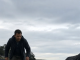 Ribar je pronašao promočeno malo dijete samo uz more — a onda je iza sebe začuo kako nešto valovi izbacuju na obalu