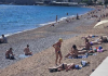 ŽENA NA PLAŽI U CRNOJ GORI ŠOKIRALA LJUDE: Ne kupa se, SVI GLEDAJU ŠTA DRŽI U RUKAMA – “ovo je kraj sveta” (VIDEO)