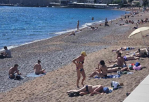 ŽENA NA PLAŽI U CRNOJ GORI ŠOKIRALA LJUDE: Ne kupa se, SVI GLEDAJU ŠTA DRŽI U RUKAMA – “ovo je kraj sveta” (VIDEO)