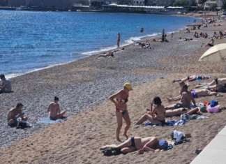 ŽENA NA PLAŽI U CRNOJ GORI ŠOKIRALA LJUDE: Ne kupa se, SVI GLEDAJU ŠTA DRŽI U RUKAMA – “ovo je kraj sveta” (VIDEO)