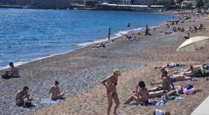 ŽENA NA PLAŽI U CRNOJ GORI ŠOKIRALA LJUDE: Ne kupa se, SVI GLEDAJU ŠTA DRŽI U RUKAMA – “ovo je kraj sveta” (VIDEO)