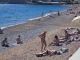 ŽENA NA PLAŽI U CRNOJ GORI ŠOKIRALA LJUDE: Ne kupa se, SVI GLEDAJU ŠTA DRŽI U RUKAMA – “ovo je kraj sveta” (VIDEO)