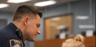 Mala devojčica došla je u policijsku stanicu da prizna ozbiljan zločin, ali ono što je rekla potpuno je šokiralo policajca. Mala devojčica došla je u policijsku stanicu da prizna ozbiljan zločin, ali ono što je rekla potpuno je šokiralo policajca. - featured image