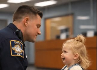 Mala devojčica došla je u policijsku stanicu da prizna ozbiljan zločin, ali ono što je rekla potpuno je šokiralo policajca. Mala devojčica došla je u policijsku stanicu da prizna ozbiljan zločin, ali ono što je rekla potpuno je šokiralo policajca. - featured image