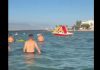 “Marš ti iz mora!” Snimak sa Hrvatske plaže izazvao lavinu komentara: Turisti iznervirani onim što su vidjeli u vodi pa ovo nije normalnoo (VIDEO)