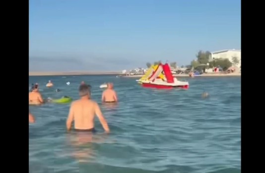 “Marš ti iz mora!” Snimak sa Hrvatske plaže izazvao lavinu komentara: Turisti iznervirani onim što su vidjeli u vodi pa ovo nije normalnoo (VIDEO)