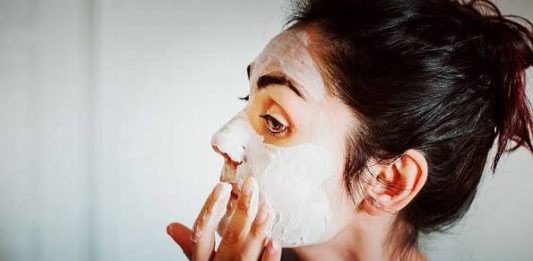 UTRLJAJTE OVO NA BORE I OŽILJKE I GLEDAJTE KAKO NESTAJU: Odlična smjesa pomoći će vam u njezi kože!