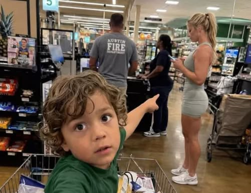 Moj sin je pokazao na ženu u supermarketu i rekao: „Mama, to je žena koja dolazi k meni kad si na poslu.“