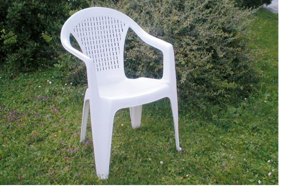 Kako vratiti bijelim plastičnim stolicama uredan izgled uz jedan jednostavan kućni postupak - featured image Kako vratiti bijelim plastičnim stolicama uredan izgled uz jedan jednostavan kućni postupak - featured image